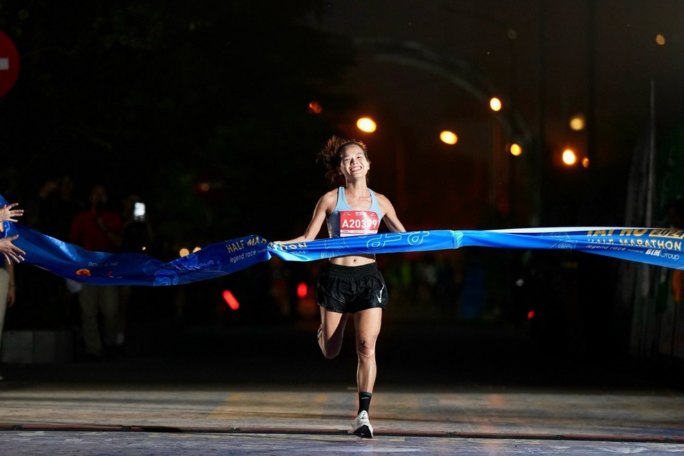 Phạm Thị Hồng Lệ vô địch giải chạy bán marathon quanh Hồ Tây - 2 Phạm Thị Hồng Lệ vô địch giải chạy bán marathon quanh Hồ Tây - 2