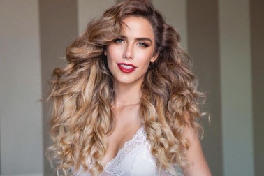 Vẻ ngoài hoàn mỹ của của người đẹp chuyển giới đầu tiên dự Hoa hậu Hoàn vũ