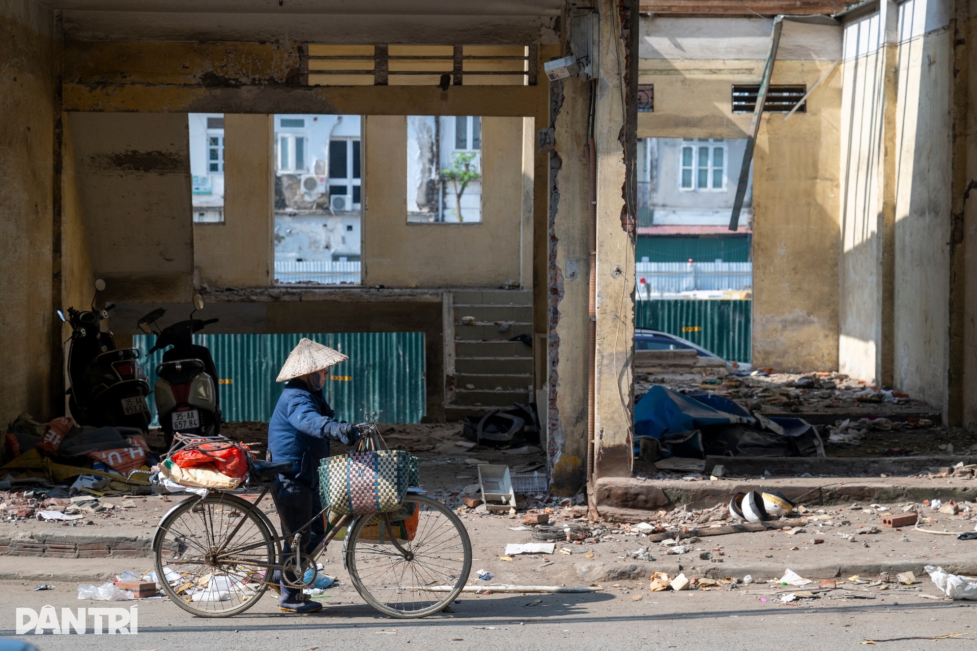 Người dân hối hả dọn nhà, nhường đất cho dự án bãi đỗ xe trên Vành đai 1 - 4