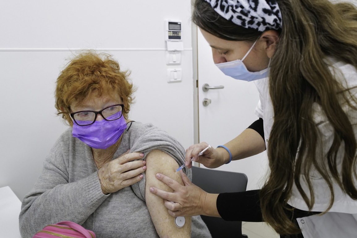 Tranh cãi việc Israel lên kế hoạch tiêm liều vaccine thứ 4 - 2 Tranh cãi việc Israel lên kế hoạch tiêm liều vaccine thứ 4 - 2