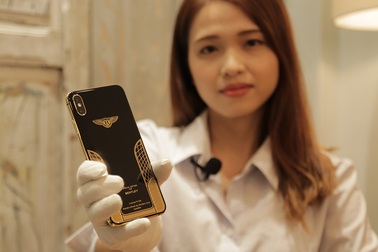 Ngắm iPhone XS Max mạ vàng 18k đầu tiên ở Việt Nam