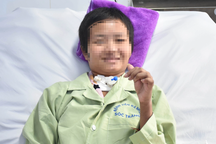Cô gái mắc bệnh hiếm được cứu sống sau 6 tháng nằm viện, phải thở máy