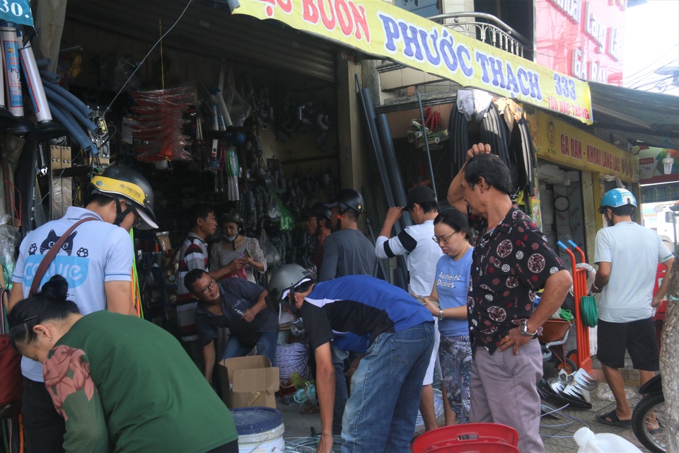 Người dân Đà Nẵng đổ xô mua vật liệu chằng chống nhà cửa trước siêu bão - 6 Người dân Đà Nẵng đổ xô mua vật liệu chằng chống nhà cửa trước siêu bão - 6