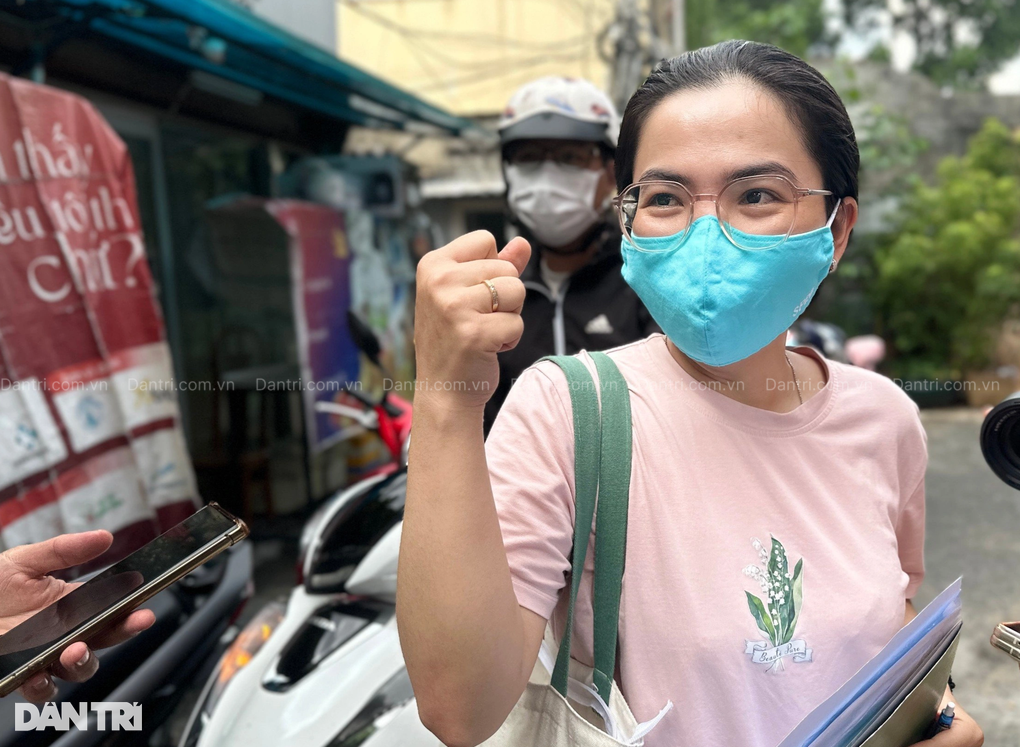 Kẻ khóc, người cười vụ xếp hàng xuyên đêm mua hồ sơ vào lớp 1 ở TPHCM - 1 Kẻ khóc, người cười vụ xếp hàng xuyên đêm mua hồ sơ vào lớp 1 ở TPHCM - 1