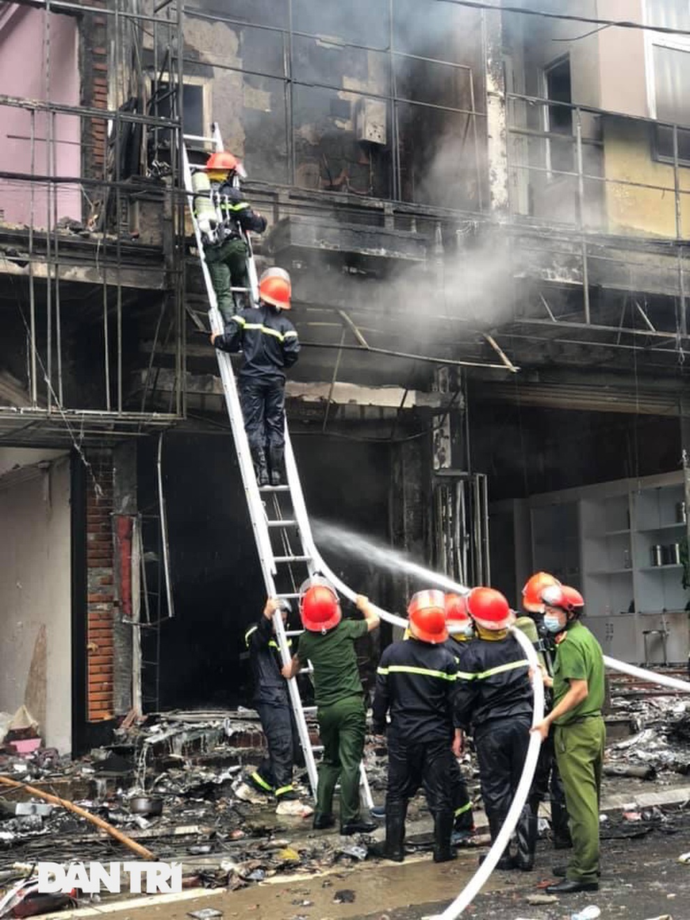Cửa hàng gas cháy dữ dội, nhiều bình gas nổ như bom - 4 Cửa hàng gas cháy dữ dội, nhiều bình gas nổ như bom - 4