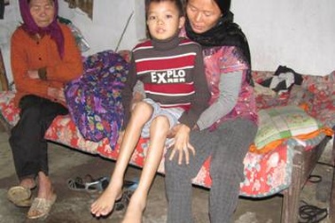 Nước mắt người cha nhìn con mắc bệnh hiểm nghèo chờ chết