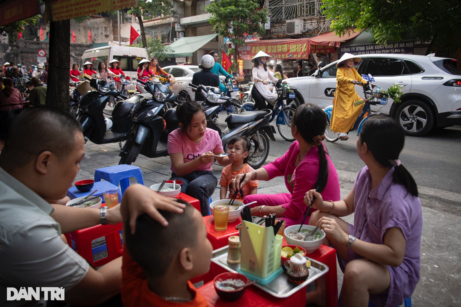 Hơn 100 người mặc áo dài, đạp xe diễu hành qua các di sản Hà Nội - 12