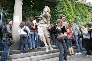 Trường học “đau đầu” vì nữ sinh muốn mặc đồ gợi cảm