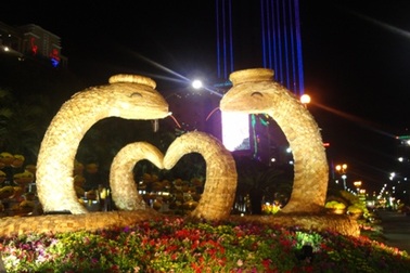 Ấn tượng “Trái tim Việt Nam” trên đường hoa Nguyễn Huệ