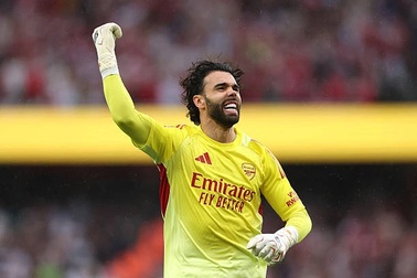 Man City dâng danh hiệu đầu tiên cho cầu thủ Arsenal
