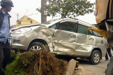 Đâm xe liên hoàn, xế hộp "yên vị" trên dải phân cách