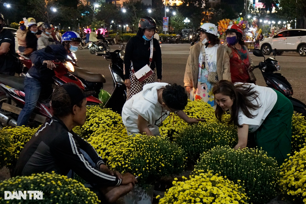 Tiểu thương chợ hoa chiều 30 Tết: Bán xả, bán lỗ, giá nào cũng bán - 8 Tiểu thương chợ hoa chiều 30 Tết: Bán xả, bán lỗ, giá nào cũng bán - 8