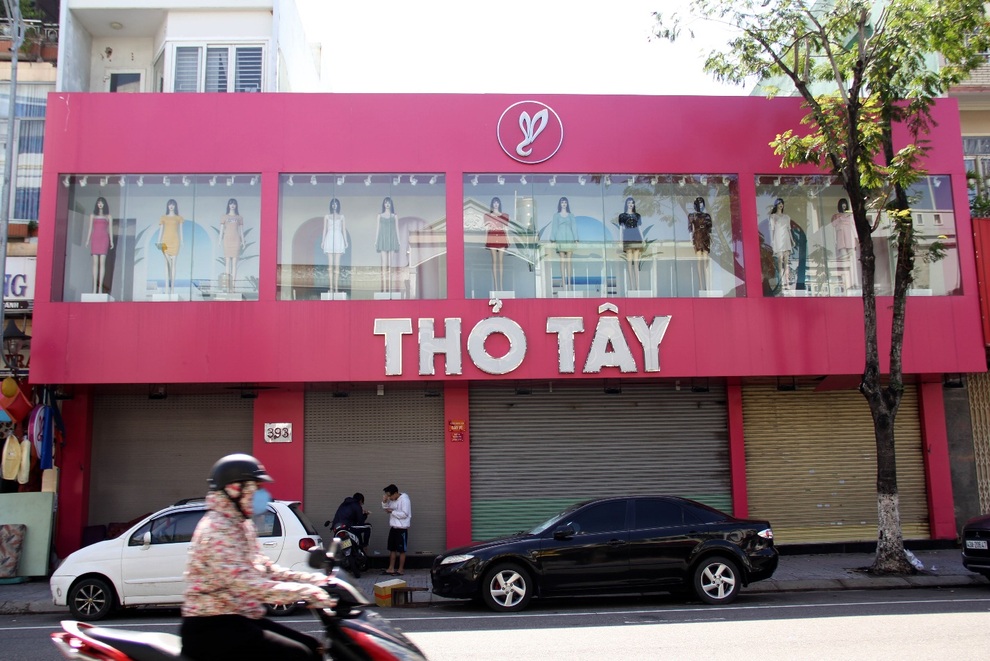 Cửa hàng thời trang ở Đà Nẵng sale sập sàn vẫn lèo tèo khách mua - 2 Cửa hàng thời trang ở Đà Nẵng sale sập sàn vẫn lèo tèo khách mua - 2
