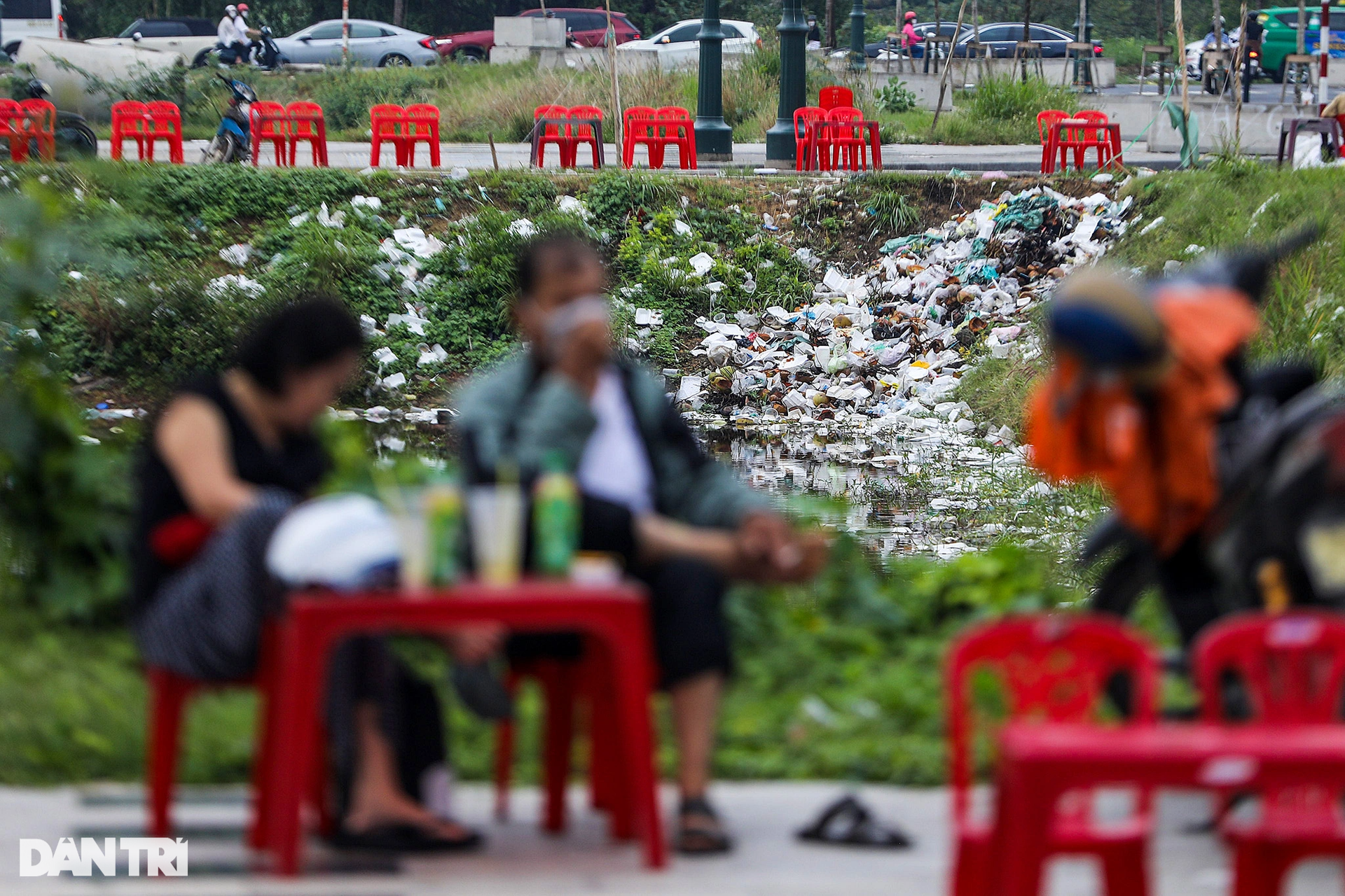 Biển người đến thả diều, ăn uống khiến khu Thủ Thiêm tràn ngập rác thải - 5 Biển người đến thả diều, ăn uống khiến khu Thủ Thiêm tràn ngập rác thải - 5