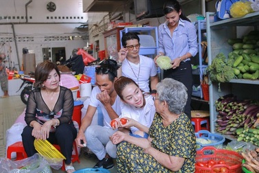 Minh Hằng cùng gia đình đạo diễn Dustin Nguyễn giúp đỡ người neo đơn