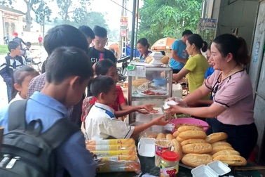 Vợ chồng thầy cô giáo nấu hàng trăm suất ăn sáng miễn phí cho học trò nghèo