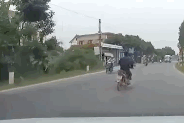 Bật xi-nhan một đằng lượn một nẻo, xe máy diễn xiếc trước mũi ôtô