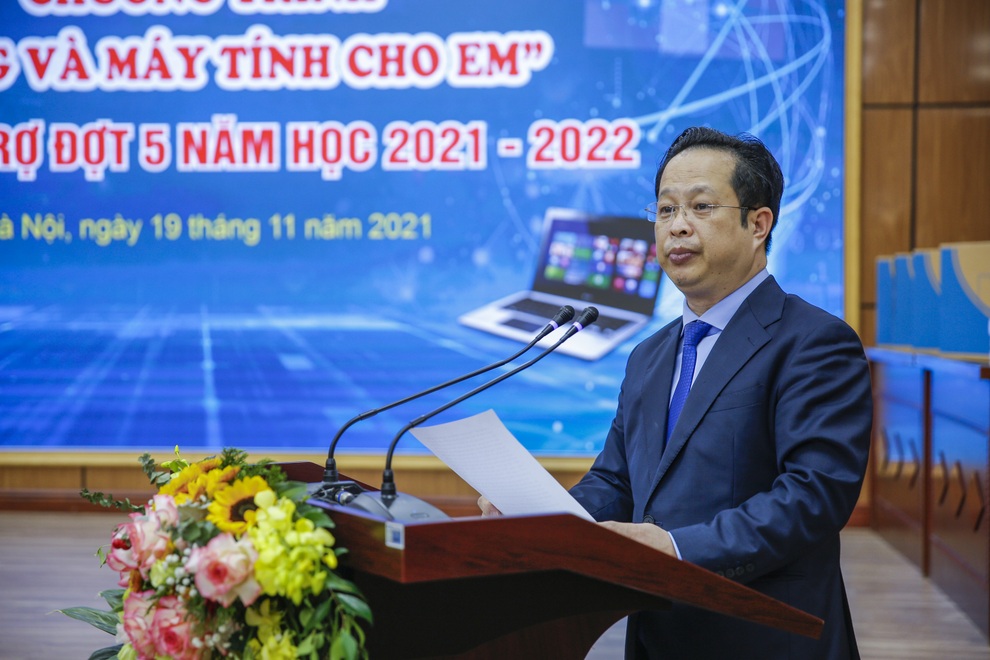 Nữ sinh mồ côi cha, ở túp lều và giấc mơ có máy tính học trực tuyến - 1 Nữ sinh mồ côi cha, ở túp lều và giấc mơ có máy tính học trực tuyến - 1