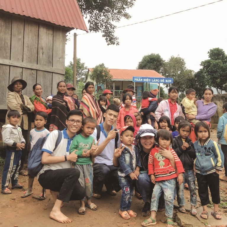 Lê Văn Phúc và những trẻ em được Fly To Sky hỗ trợ..jpg