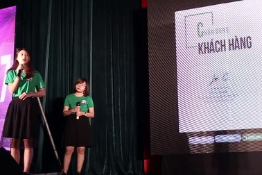 Màn thuyết trình của đội giành giải Nhất "Nhà truyền thông tài ba"