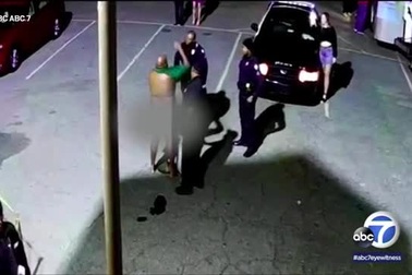 Cảnh sát say xỉn thoát y nhảy múa trong hộp đêm lọt ống kính camera