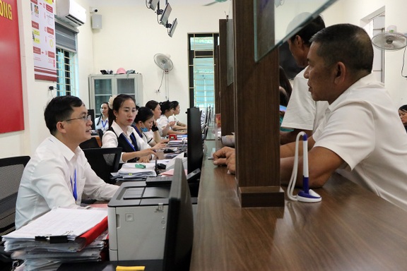 Lương phó phòng chỉ 8 triệu đồng, Chủ tịch xã đành cho cán bộ nghỉ việc