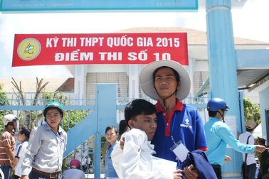 Cảm động thí sinh đi thi trên đôi tay của cha và thanh niên tình nguyện