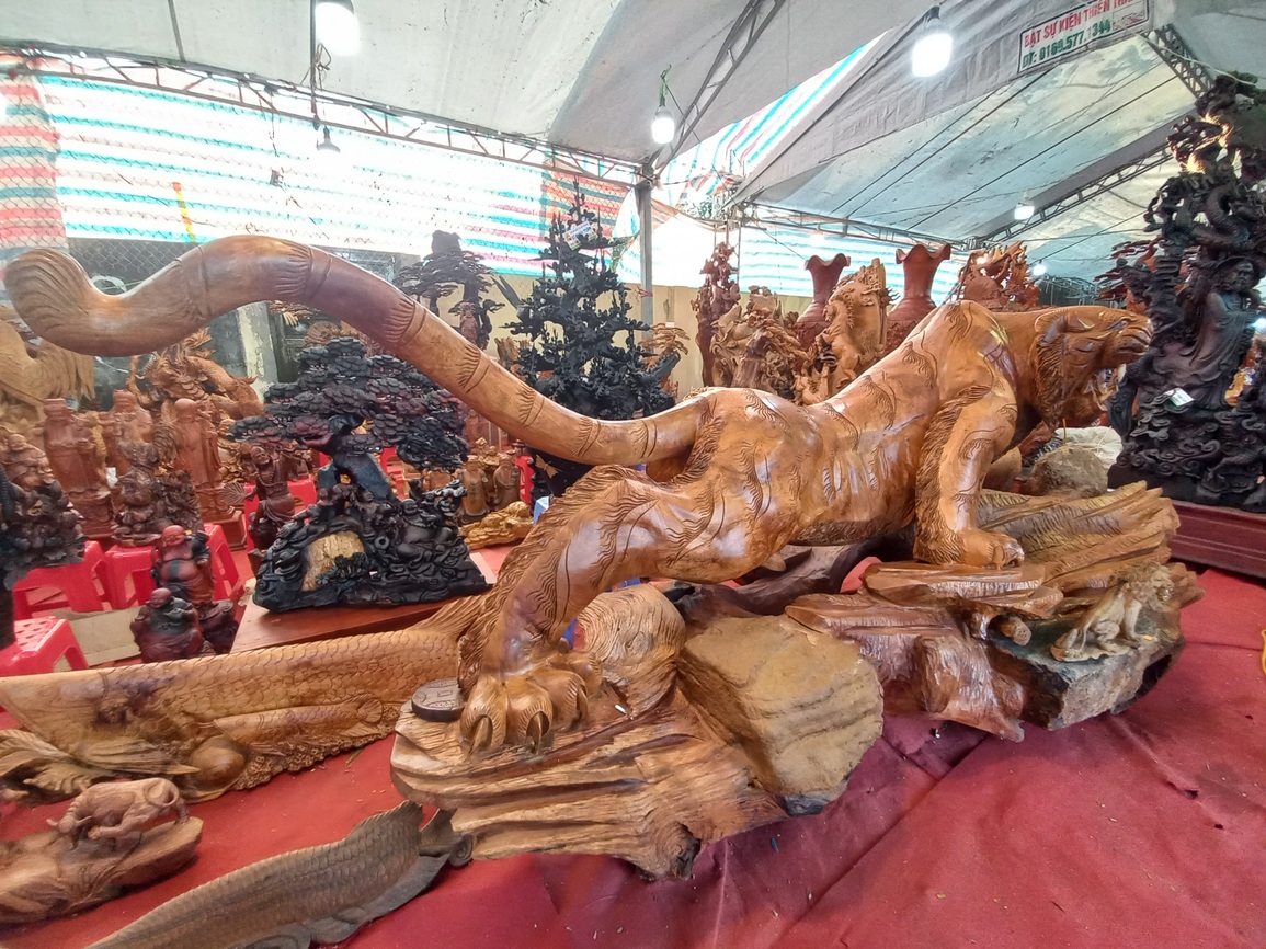 Kiếm bạc tỷ dịp Tết với tượng gỗ quý ôm đá tảng, giá trăm triệu mỗi bức - 15 Kiếm bạc tỷ dịp Tết với tượng gỗ quý ôm đá tảng, giá trăm triệu mỗi bức - 15