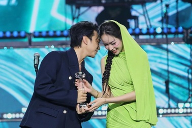 Khoảnh khắc SOOBIN thân mật với Hoa hậu Thanh Thủy gây sốt Làn sóng xanh