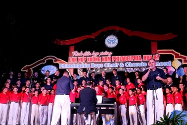 Du khách hào hứng với màn biểu diễn của dàn hợp xướng từ Hoa Kỳ