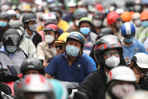 Người dân TPHCM chạy xe vội hơn vào các tháng cuối năm