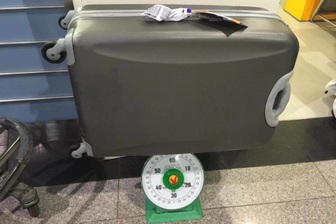 Hành lý xách tay quá cân, hãng bay quốc tế ứng xử ra sao?