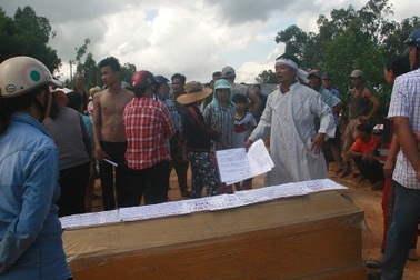 Vụ dân khiêng quan tài đòi đền bù: Bắt một cán bộ Trung tâm phát triển quỹ đất