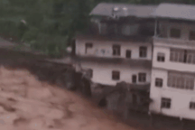 Khoảnh khắc nước lũ đánh sập nhà ở Trung Quốc trong nháy mắt