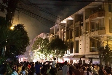 Cháy nhà kho, cả khu dân cư nhốn nháo