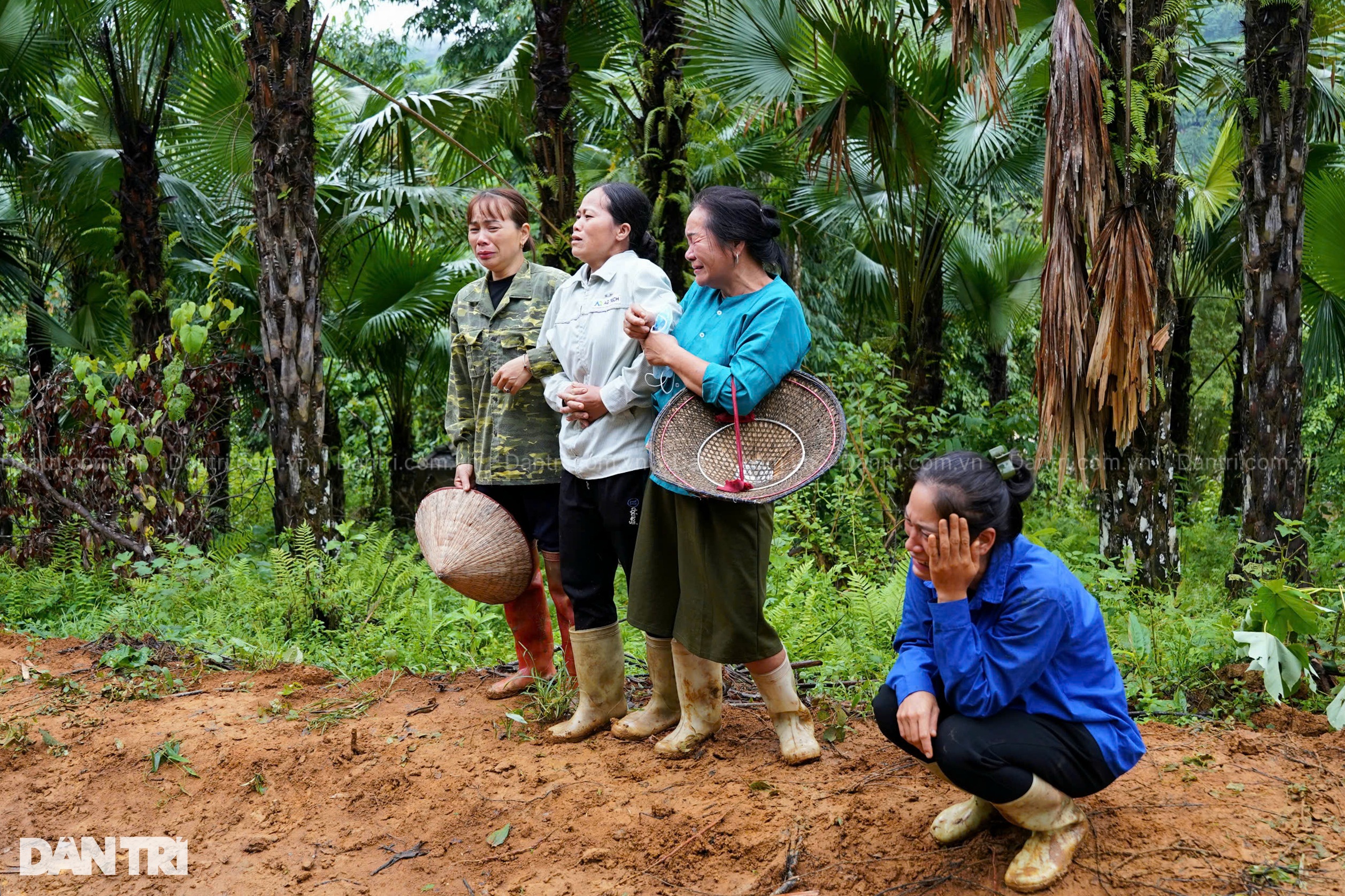 Lào Cai: Hiện trường tan hoang ở nơi trận lũ quét vùi lấp cả một thôn bản - 7 Lào Cai: Hiện trường tan hoang ở nơi trận lũ quét vùi lấp cả một thôn bản - 7