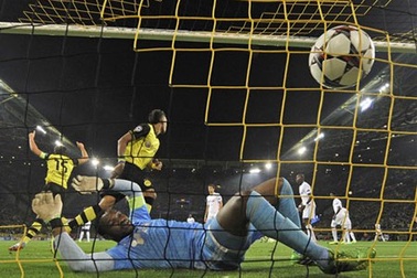 Marco Reus trình diễn kỹ năng sút bóng siêu đẳng