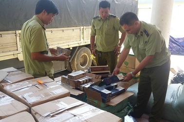 Quảng Bình: Bắt giữ xe tải chở hàng cấm, hàng nhập lậu với số lượng lớn