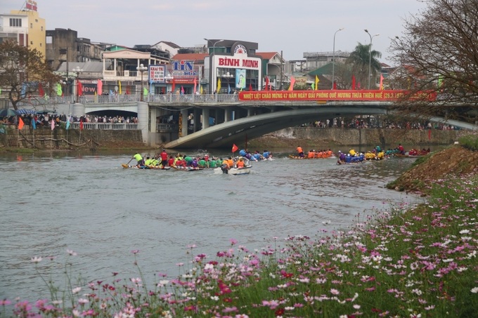 Ghe đua tiếp tục chèo vào sông Đông Ba để lên thượng, sau đó quay trở lại Rốn để vòng ra phía Cồn Hến