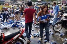 Tài xế nhớ lại cảnh van xin đừng “hôi của” khi bia đổ