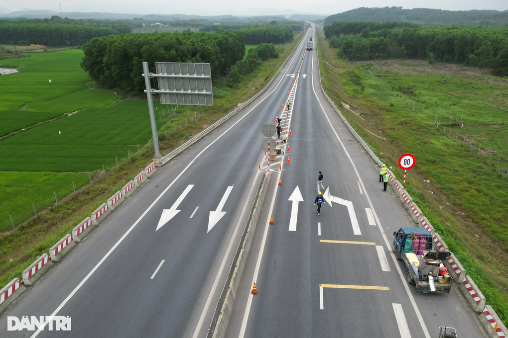 Gấp rút bổ sung hệ thống an toàn trên cao tốc Cam Lộ - La Sơn - 2 Gấp rút bổ sung hệ thống an toàn trên cao tốc Cam Lộ - La Sơn - 2