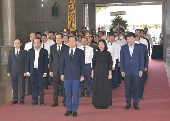 Bí thư Thành ủy TP.HCM Nguyễn Văn Nên cùng nhiều lãnh đạo, nguyên lãnh đạo của Đảng, Nhà nước và TP.HCM đế viếng tâng đồng chí Nguyễn Thọ Chân.