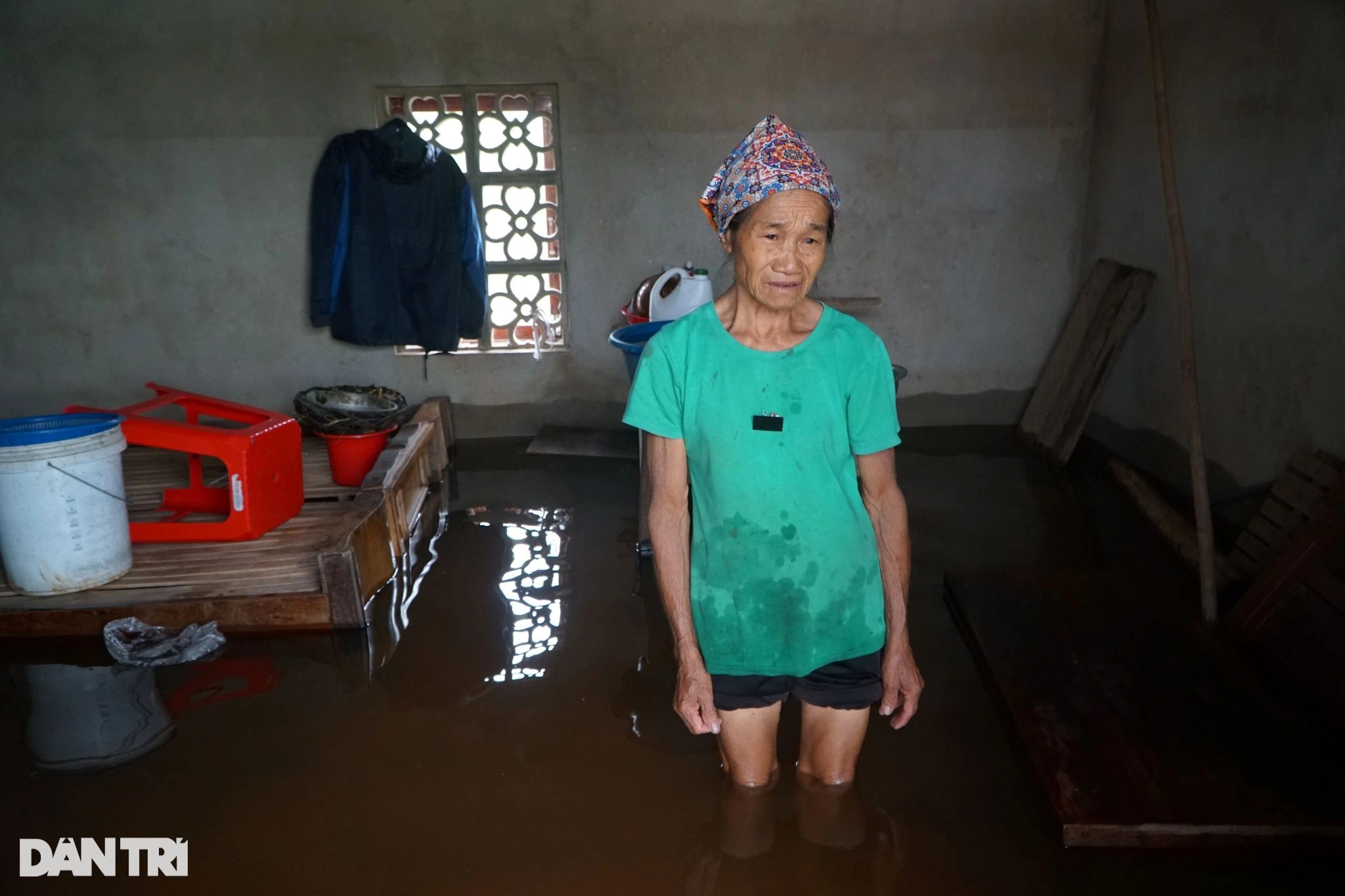 Làng cô lập trong nước lũ, dân dùng thuyền di chuyển, chế nhà phao chứa đồ - 5