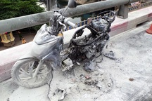 Xe máy cháy rụi gây tắc cầu vượt, buýt nhanh xếp hàng nhích từng đoạn