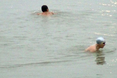 Rét 9 độ C vẫn ngụp lặn, luyện sức dưới sông Hồng