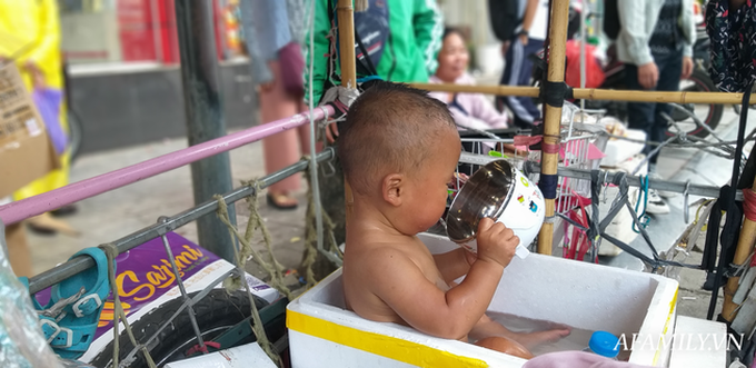 Xót xa bé trai hơn 1 tuổi mẹ đi tù, quanh năm trần truồng đi theo người đàn ông lạ ở Hà Nội - Ảnh 6. Xót xa bé trai hơn 1 tuổi mẹ đi tù, quanh năm trần truồng đi theo người đàn ông lạ ở Hà Nội - Ảnh 6.