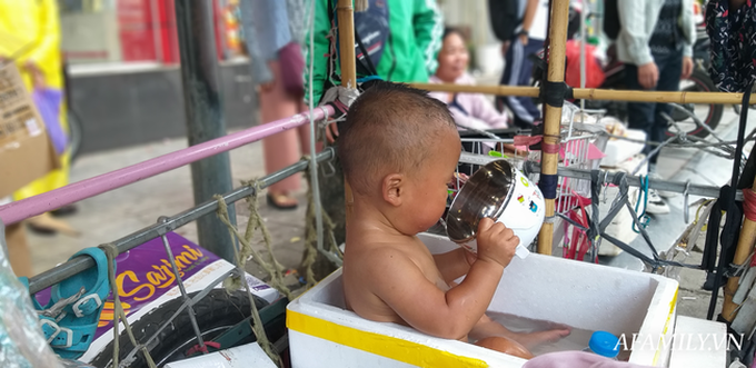 Xót xa bé trai hơn 1 tuổi mẹ đi tù, quanh năm trần truồng đi theo người đàn ông lạ ở Hà Nội - Ảnh 6.