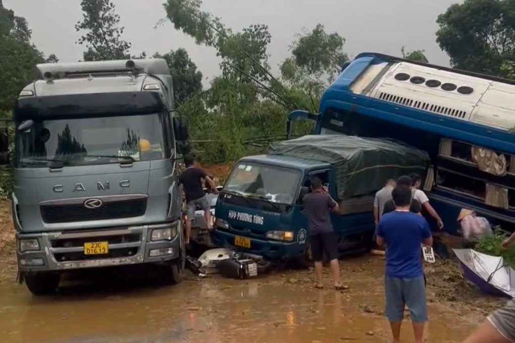 Sạt lở đất nghiêm trọng ở Hà Giang, 10 người bị thương, một người mất tích - 2