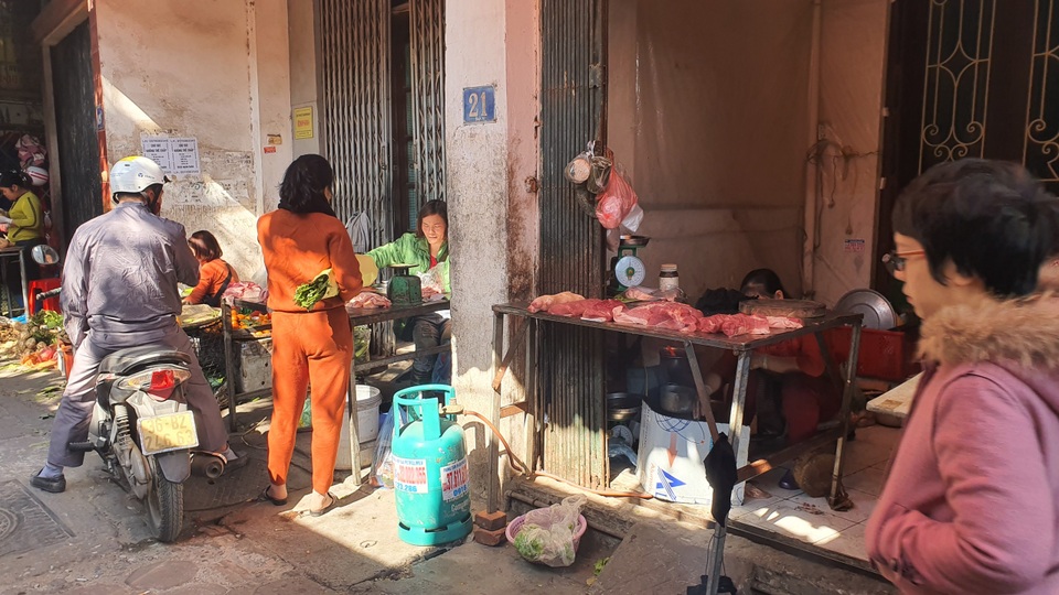Càng gần Tết càng bị lái buôn ép giá, người bán lẻ thịt lợn chỉ nhập nửa hàng - 1 Càng gần Tết càng bị lái buôn ép giá, người bán lẻ thịt lợn chỉ nhập nửa hàng - 1