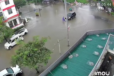 Va chạm giao thông trên đường ngập nước vì không nhường đường cho nhau